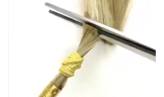 Tutorial absurd: Bikin kuas makeup pakai rambut