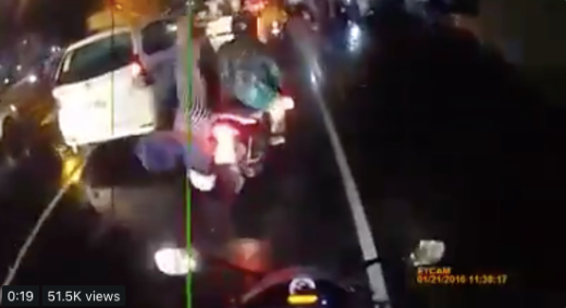 Video: Pemotor terjatuh akibat jas hujan nyangkut di roda