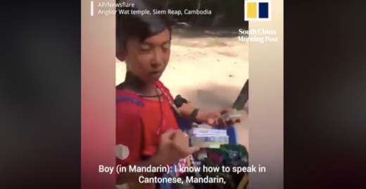 Bocah penjual suvenir bisa ngobrol dalam 12 bahasa