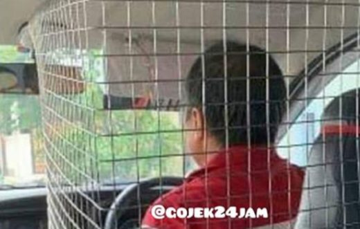 Takut dibegal, driver GrabCar bikin “kandang” dalam mobil