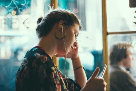 Hal yang bisa terjadi saat pacar pajang status galau abis berantem